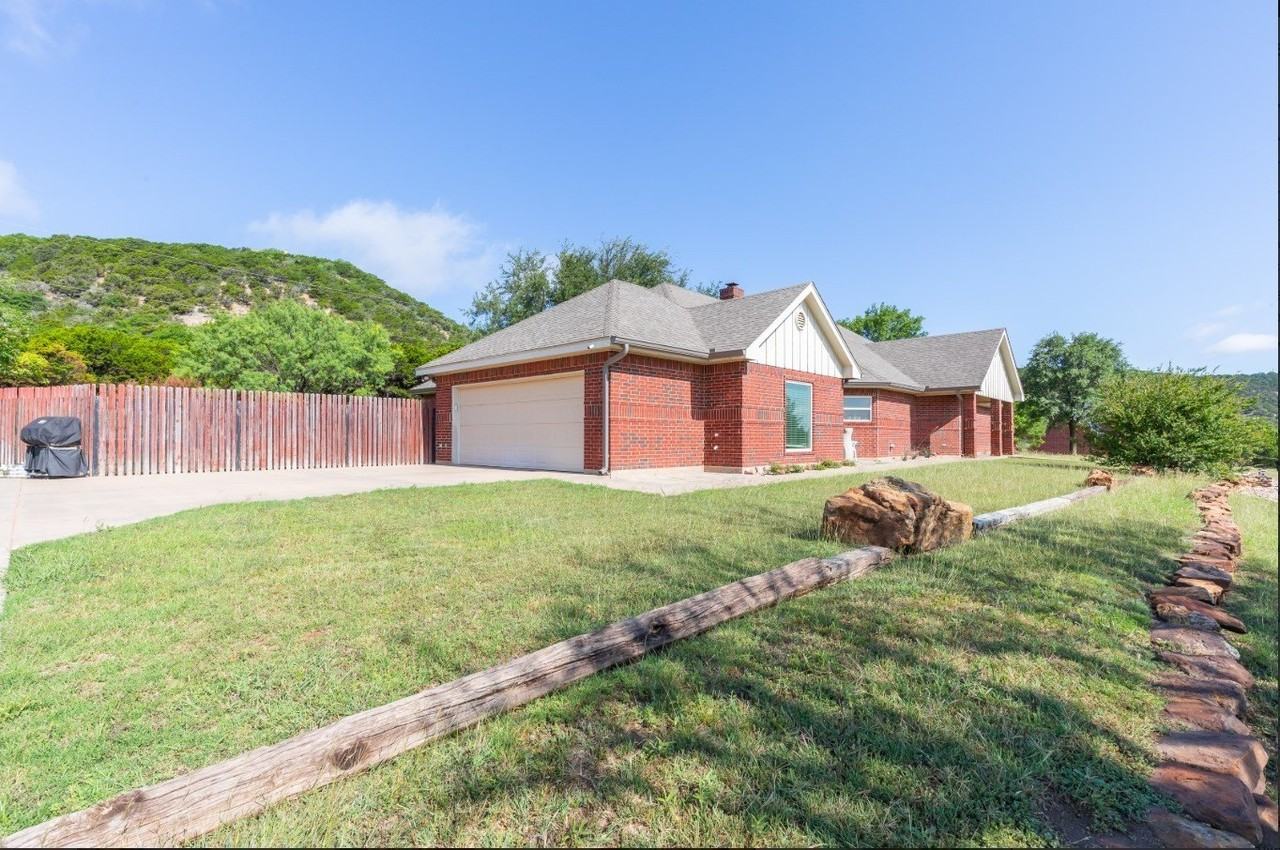 364 Alexandra Dr - Photo 3 of 40