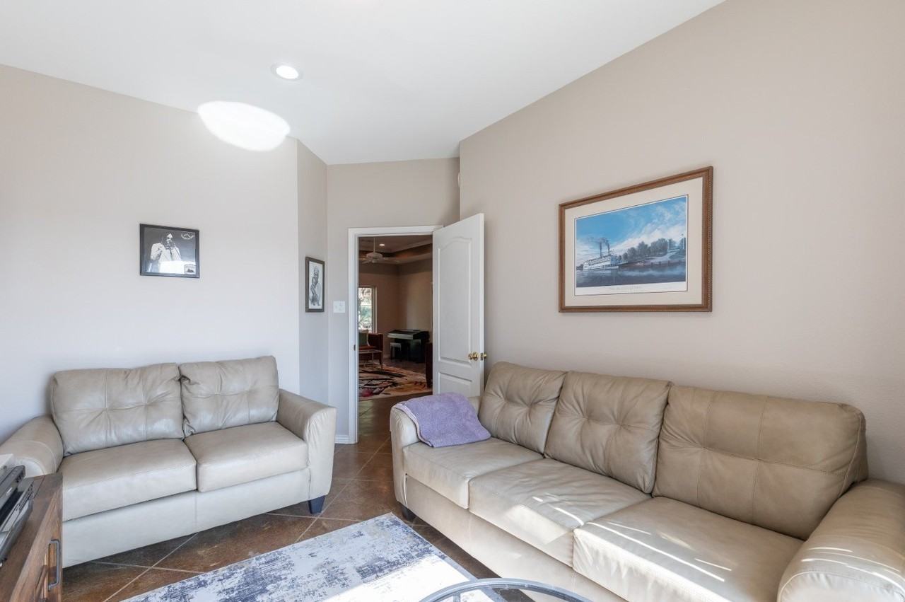 364 Alexandra Dr - Photo 5 of 40