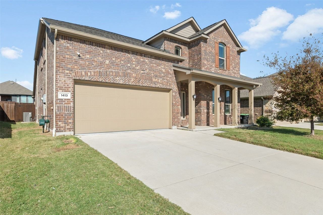 1413 Lake Grove Dr - Photo 2 of 40