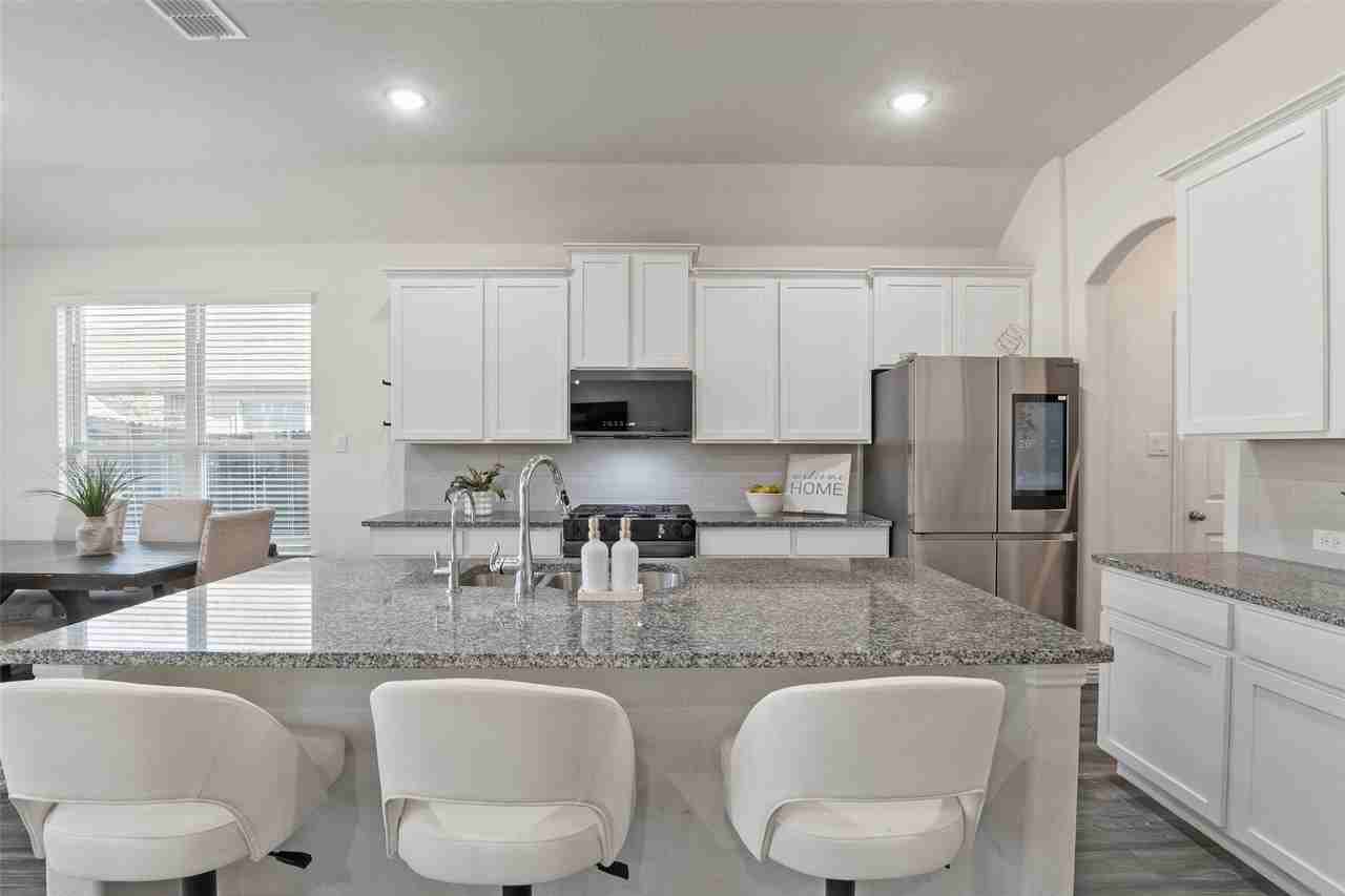 1413 Lake Grove Dr - Photo 5 of 40