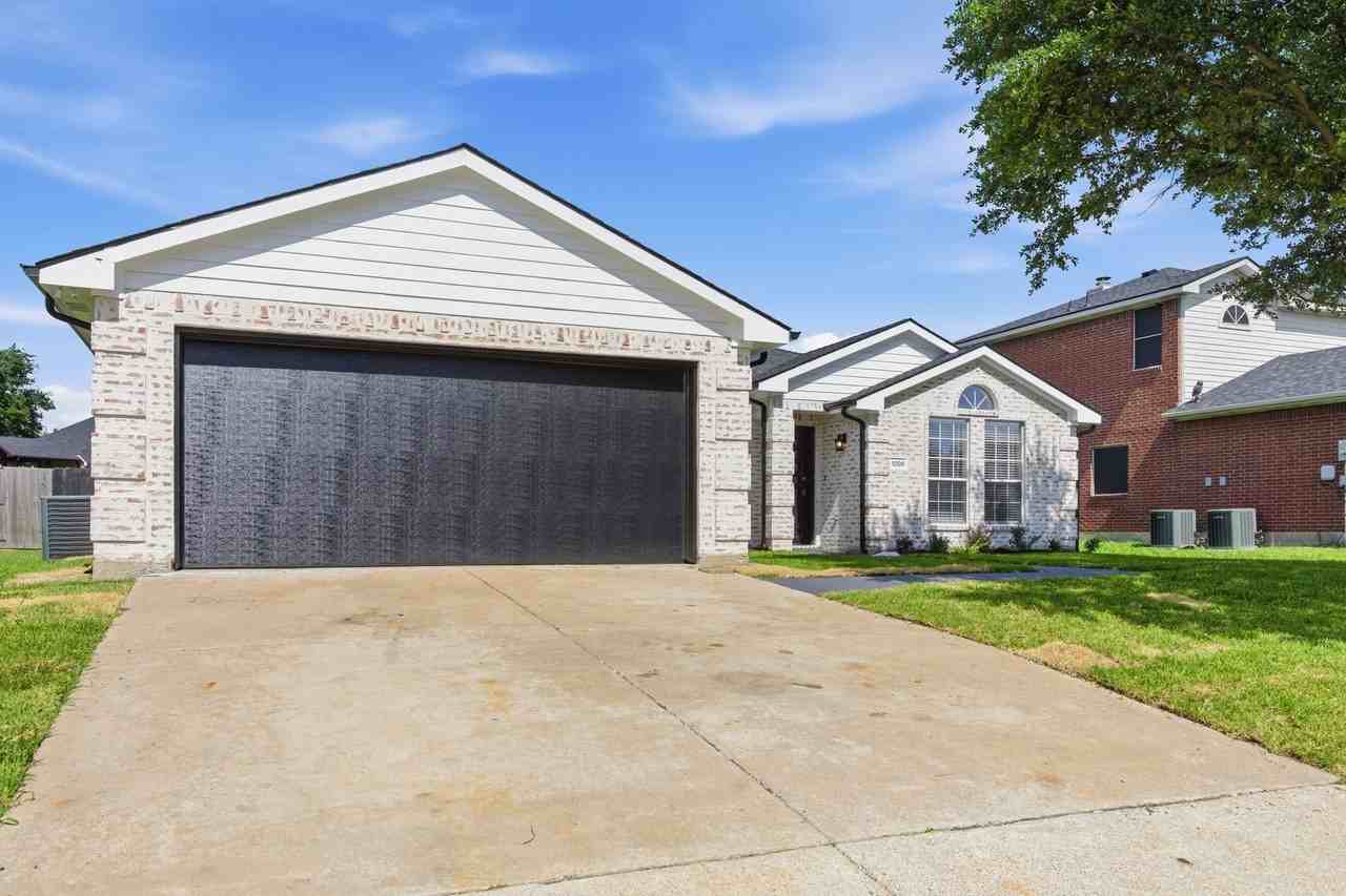 1006 Lake Dallas Dr - Photo 2 of 40