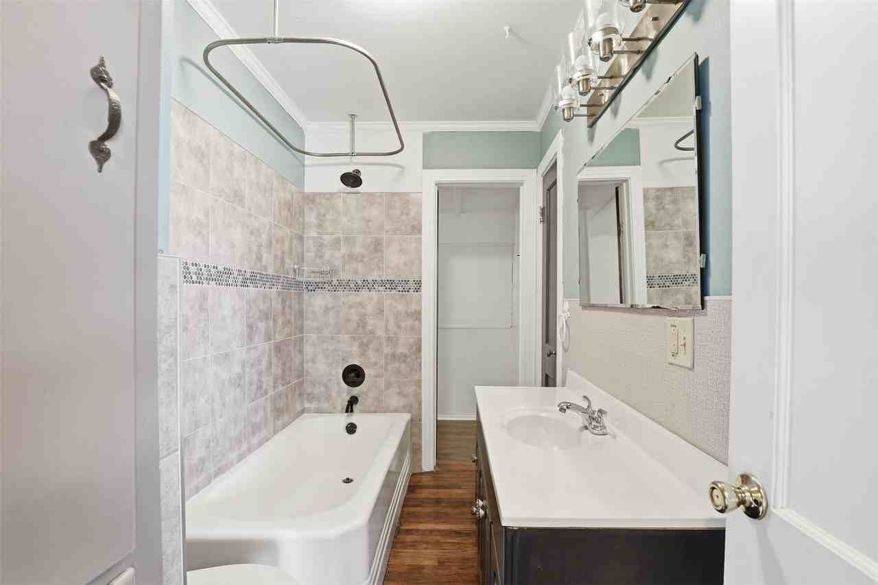 902 W Bridge St - Photo 5 of 33