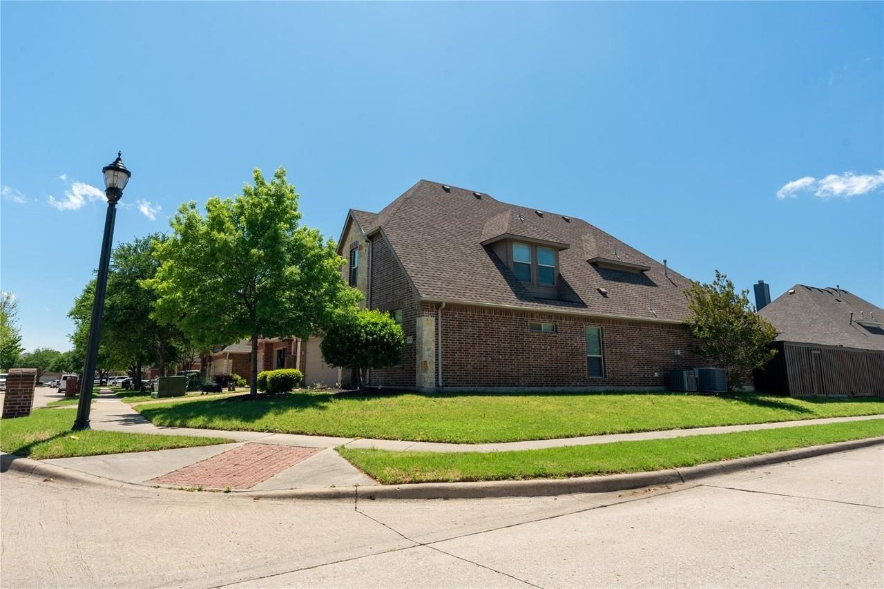 1609 Clearwater Dr - Photo 2 of 17
