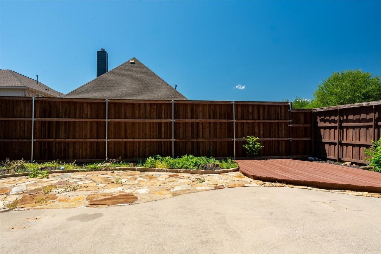 1609 Clearwater Dr - Photo 3 of 17