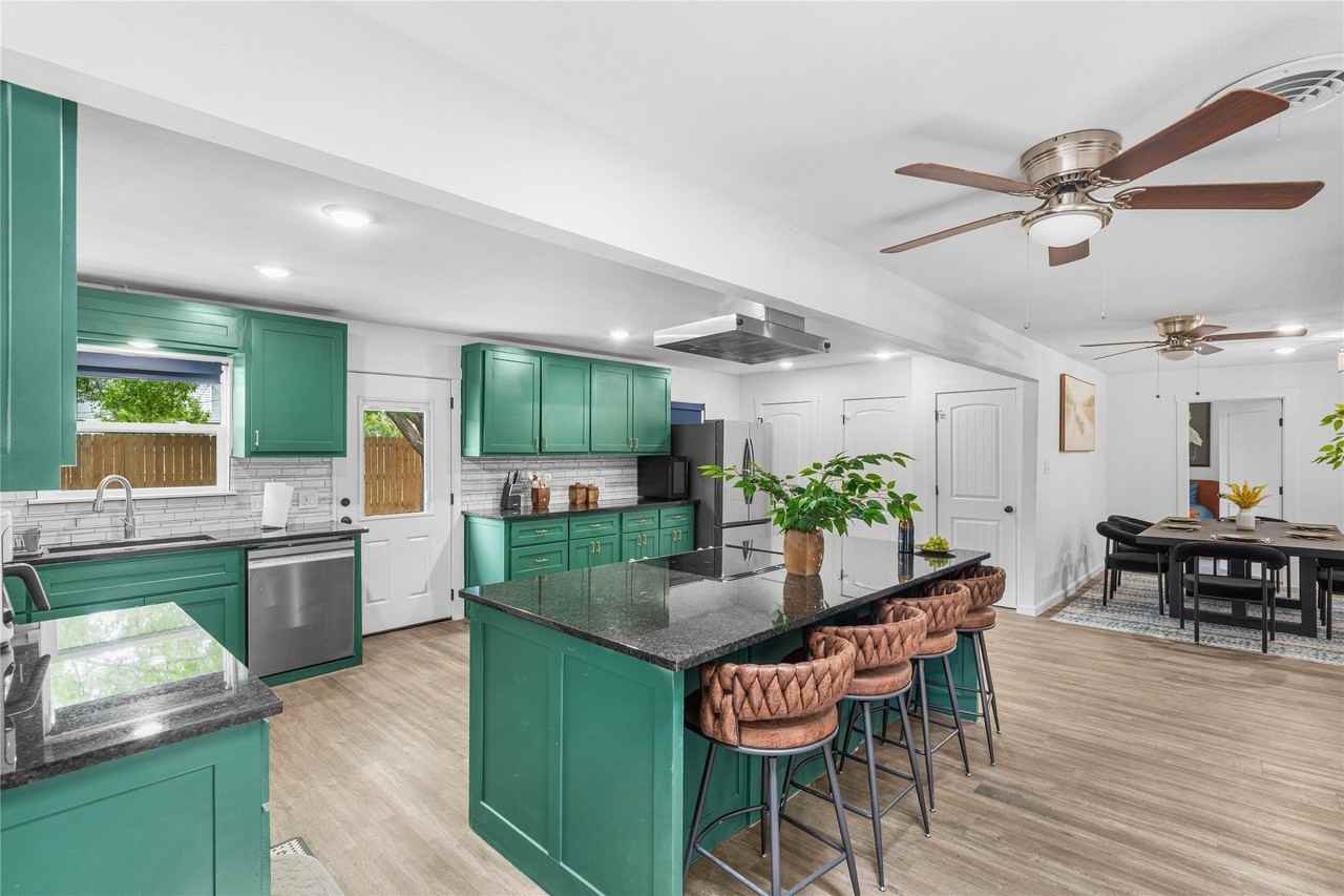 2601 N Willis St - Photo 2 of 32