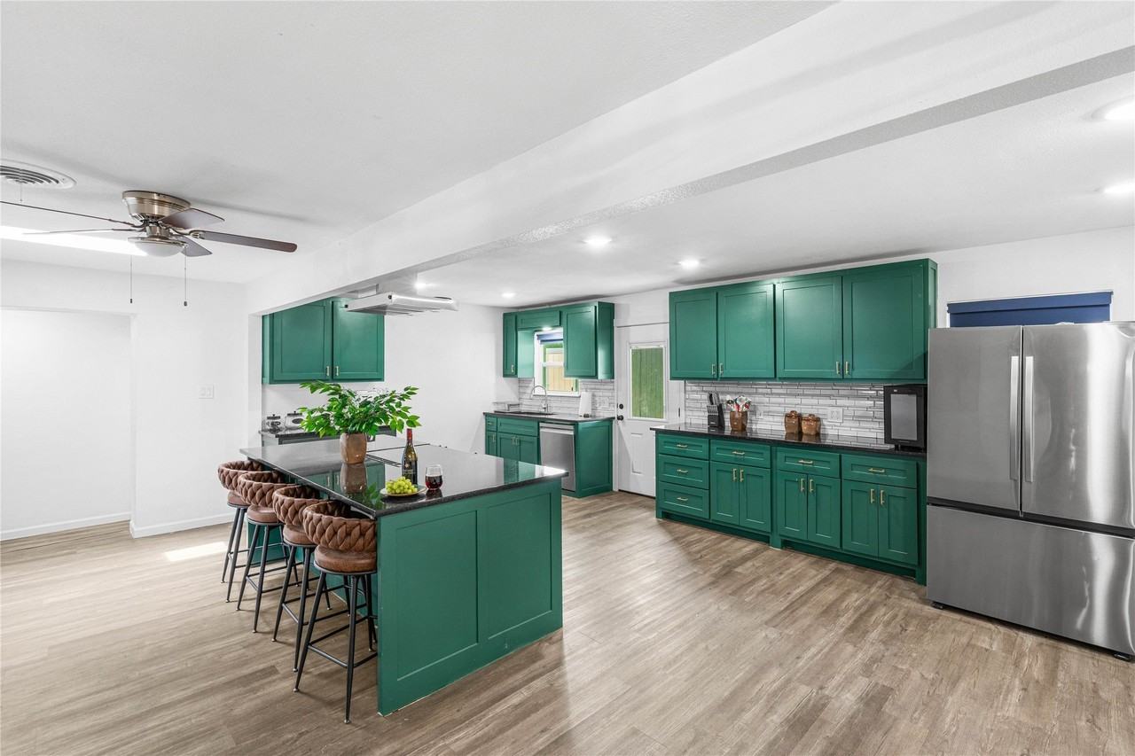 2601 N Willis St - Photo 3 of 32