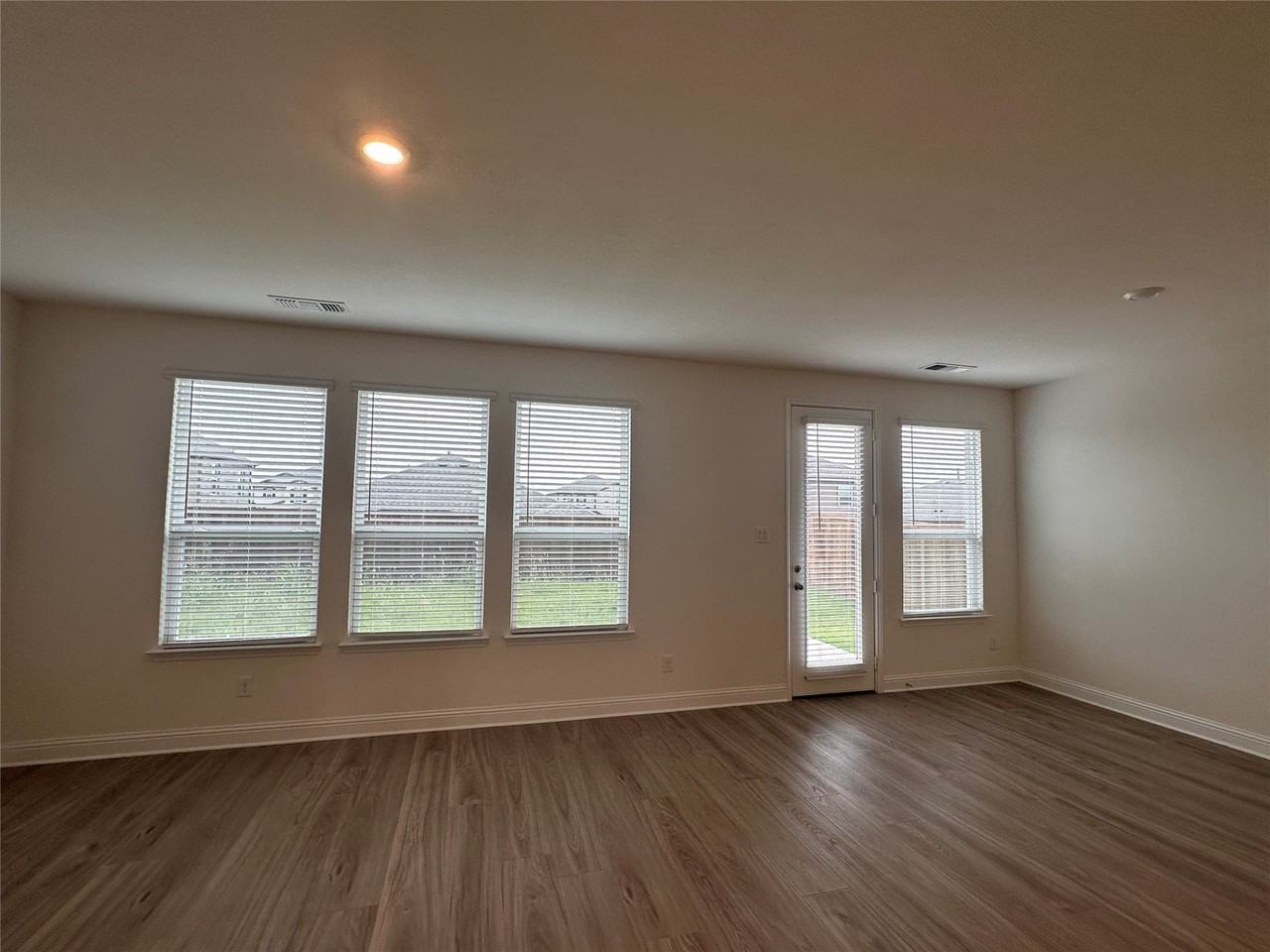 649 Saxony Dr - Photo 3 of 8