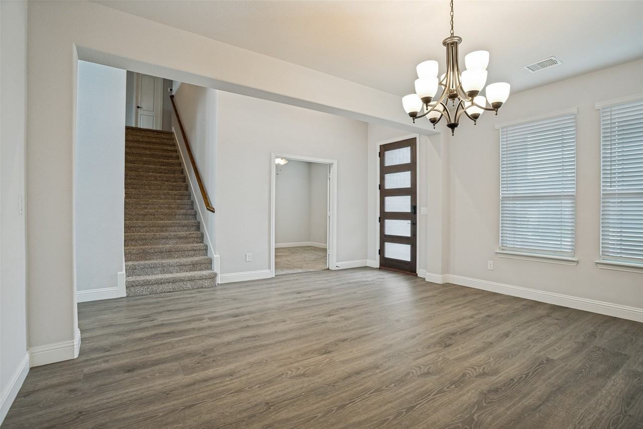 812 Woodview Ct - Photo 3 of 30