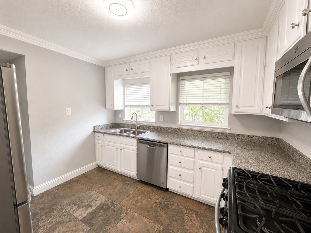 3835 Hawick Ln - Photo 3 of 9