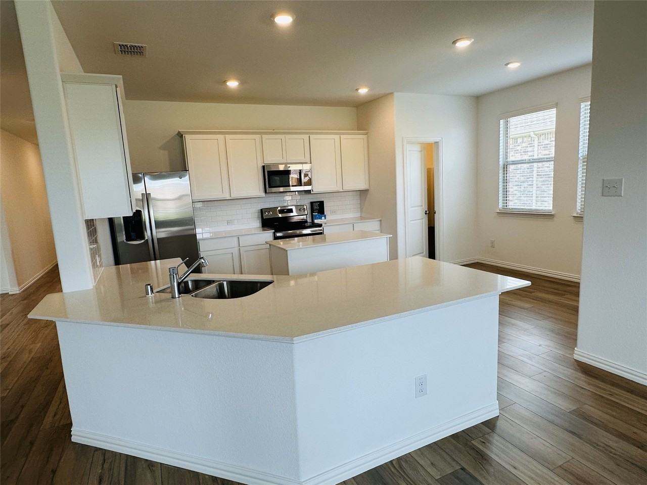 239 Jenkinson Dr - Photo 3 of 24