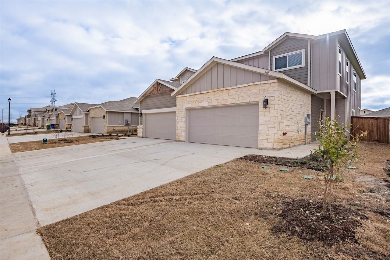 640 Wheatfield Dr - Photo 2 of 27