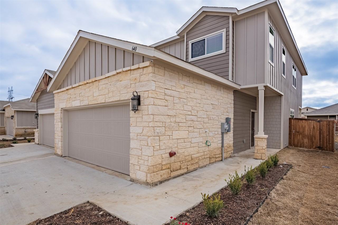 640 Wheatfield Dr - Photo 4 of 27