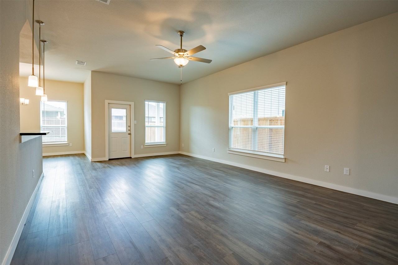 640 Wheatfield Dr - Photo 6 of 27