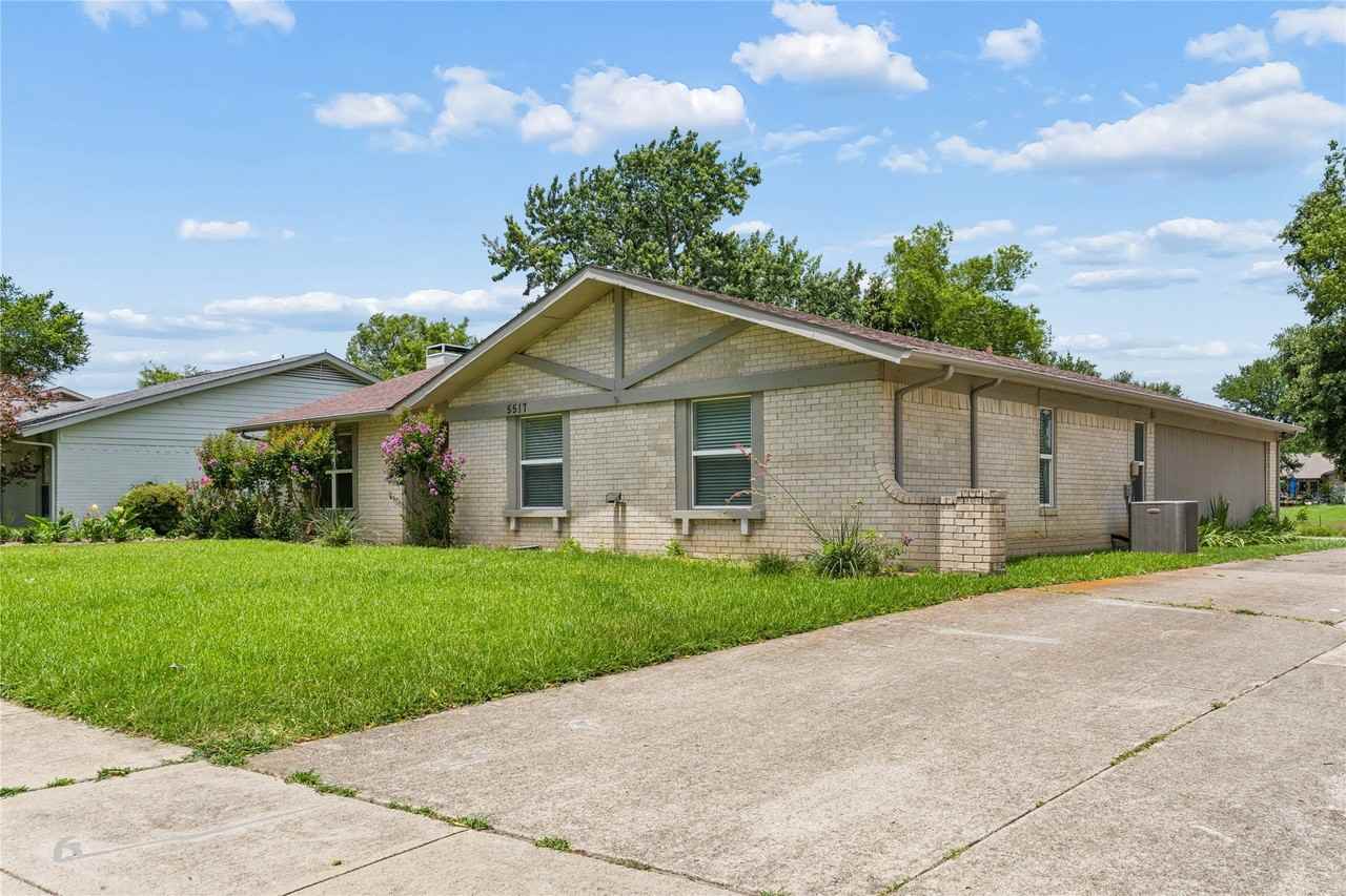 5517 Castleview Ln - Photo 2 of 40