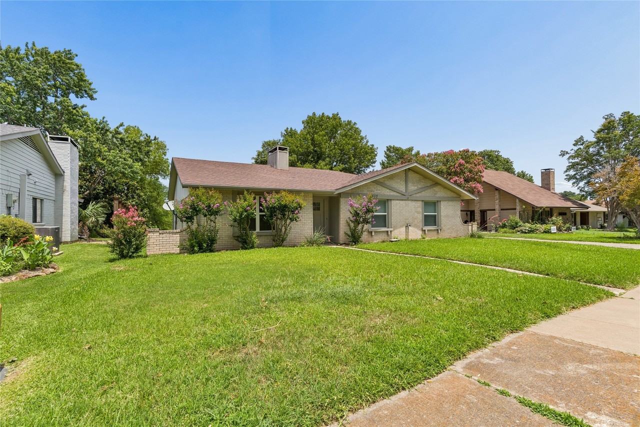 5517 Castleview Ln - Photo 3 of 40