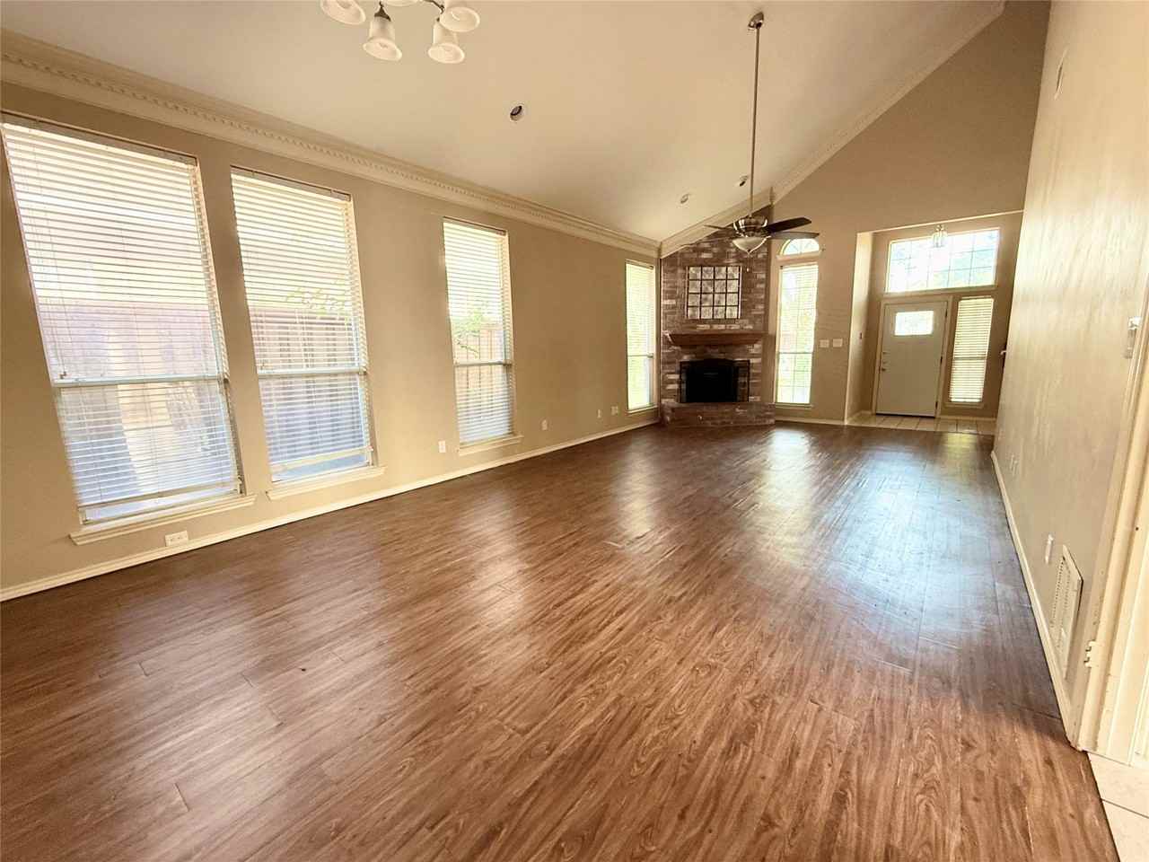 8902 Bayshore Ln - Photo 2 of 7