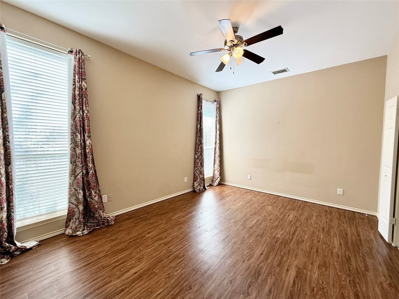 8902 Bayshore Ln - Photo 4 of 7