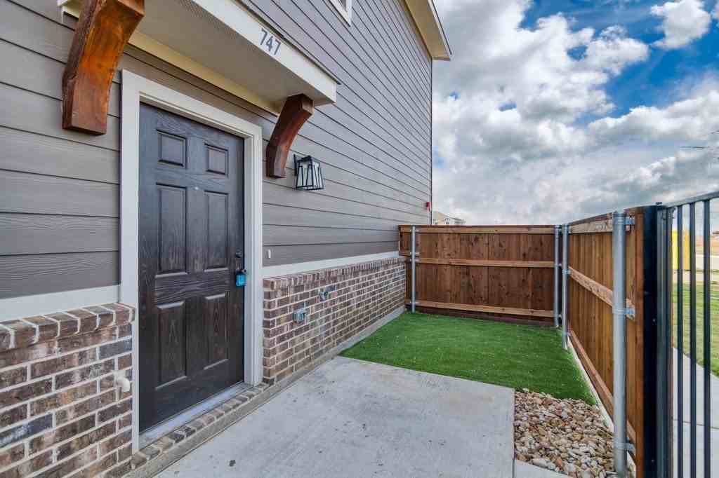 747 Harvest Moon Dr - Photo 3 of 18