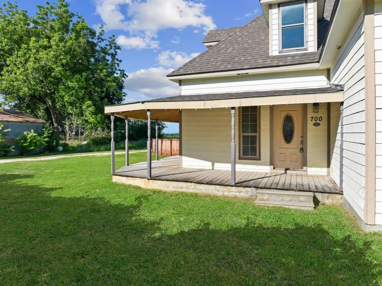 700 Harrel Ave - Photo 3 of 39