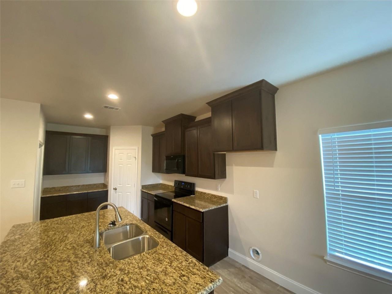 2202 Jones St - Photo 4 of 22