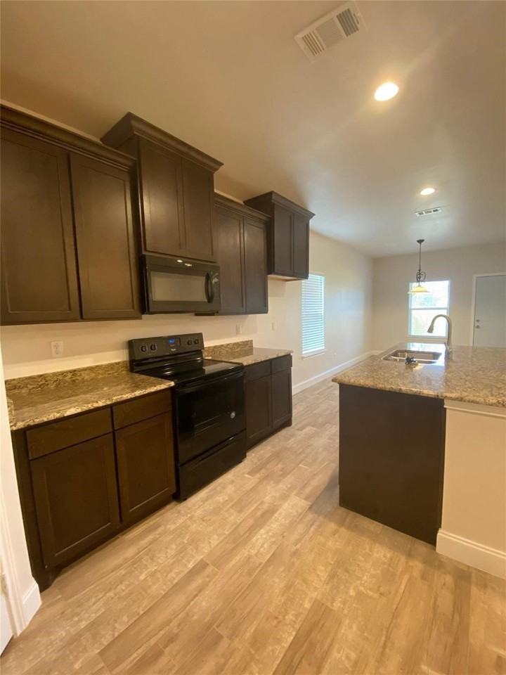 2202 Jones St - Photo 6 of 22