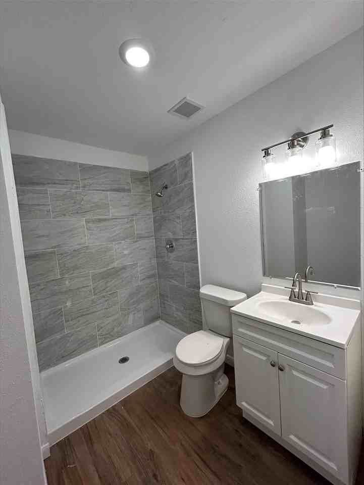 705 E Jones St - Photo 5 of 9