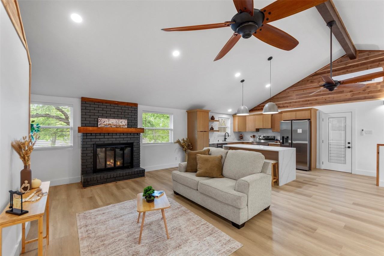 7041 Freemont St - Photo 4 of 34