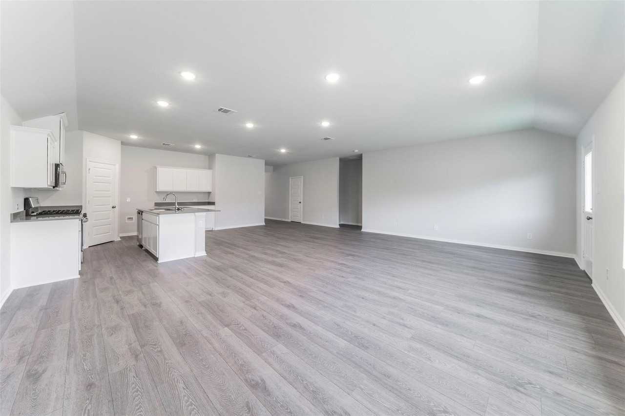 540 Brook View Dr - Photo 3 of 25