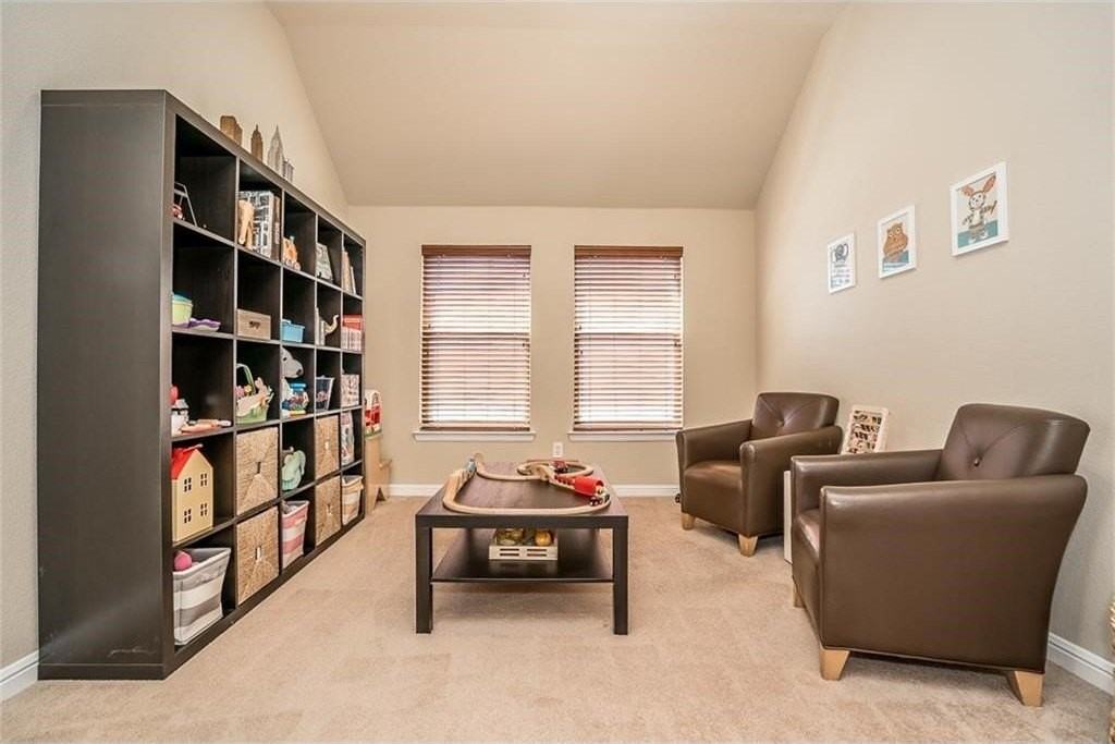 1405 Nightingale Dr - Photo 3 of 31