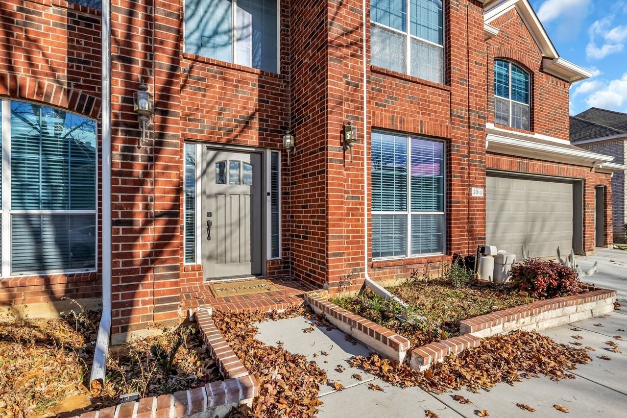 3010 Lena Dr - Photo 4 of 35