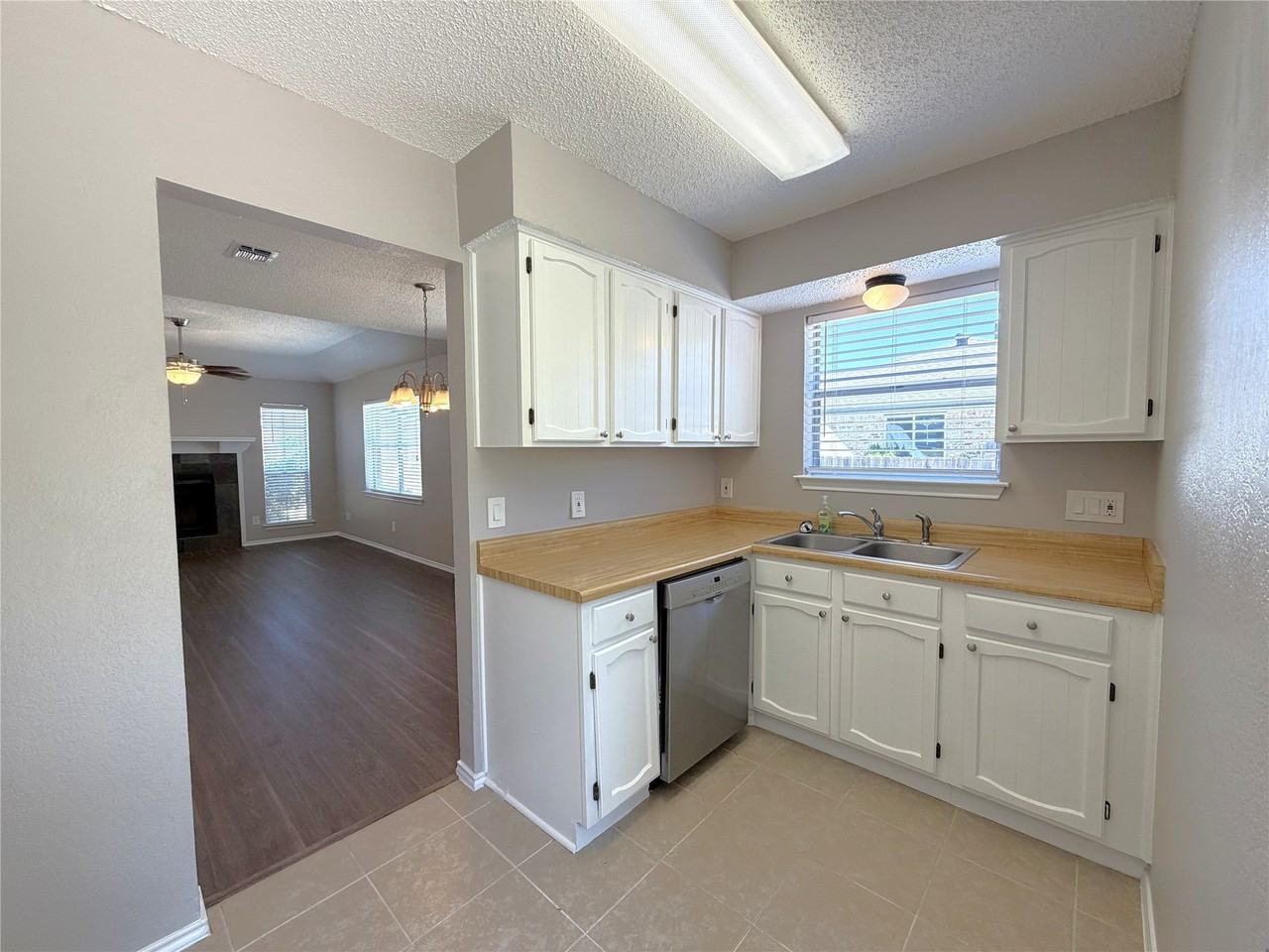 405 Augustine Dr - Photo 7 of 20