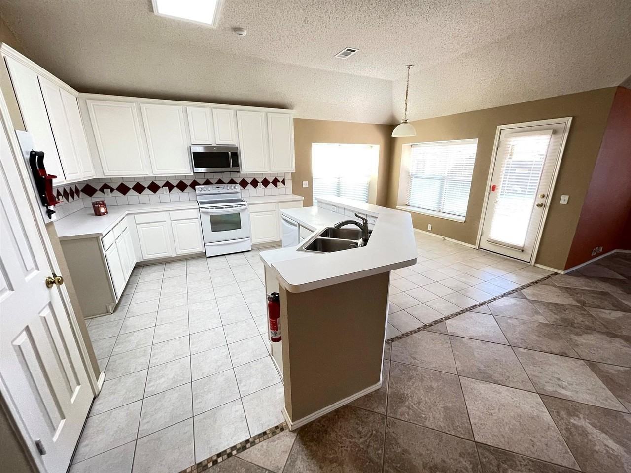 11082 Clearstream Ln - Photo 6 of 20