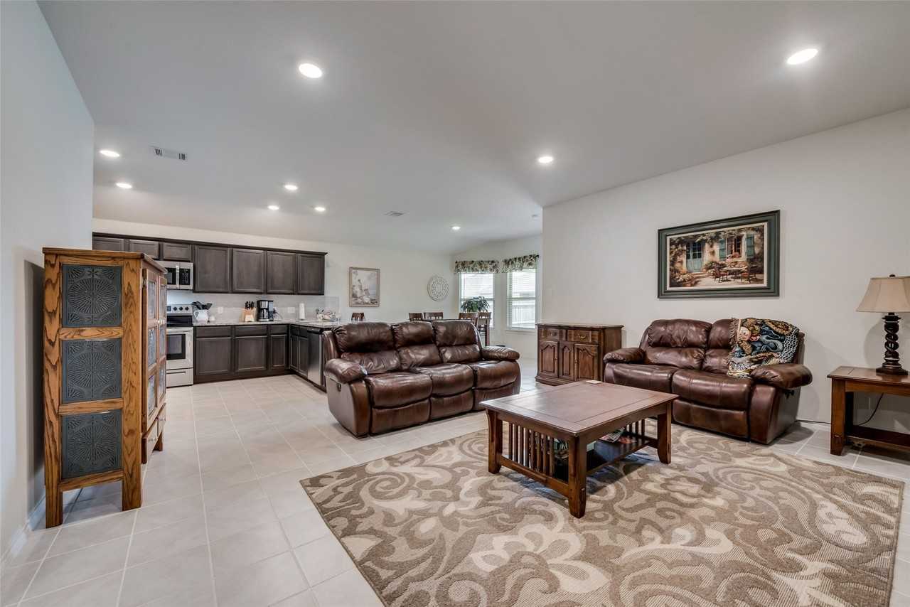 809 Meadow Wood Ln - Photo 3 of 15
