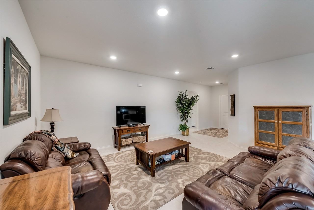 809 Meadow Wood Ln - Photo 4 of 15