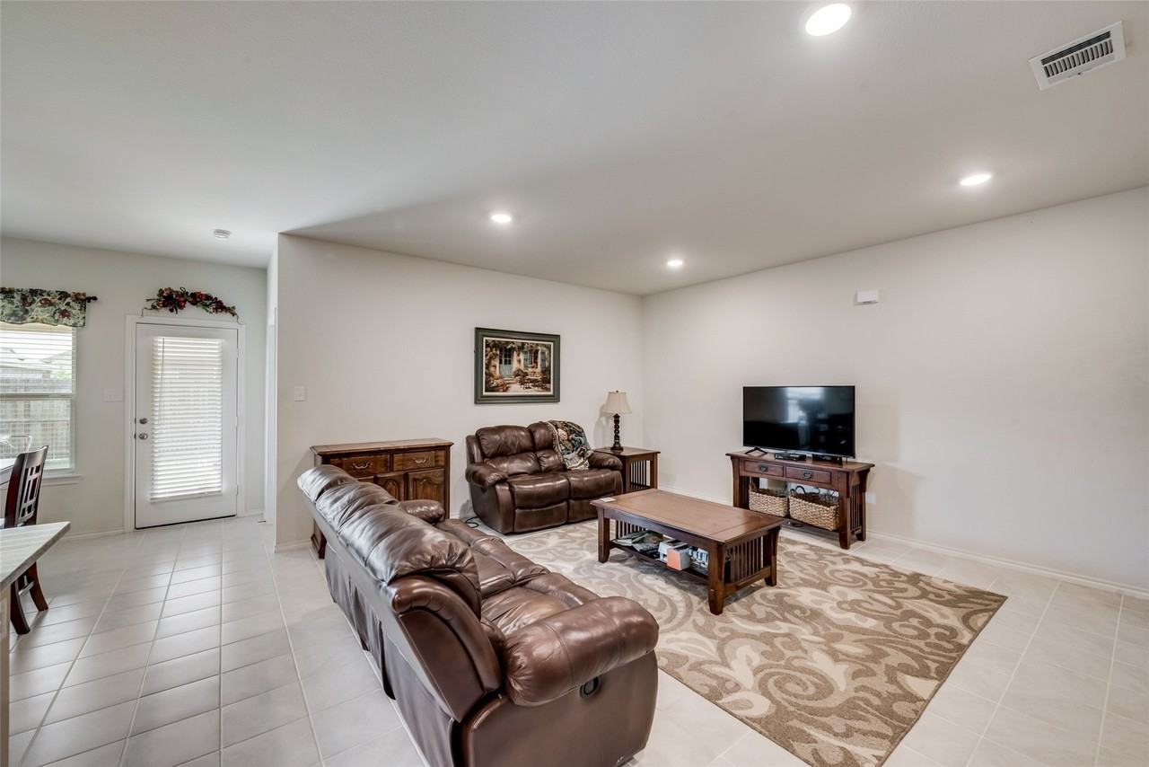 809 Meadow Wood Ln - Photo 5 of 15