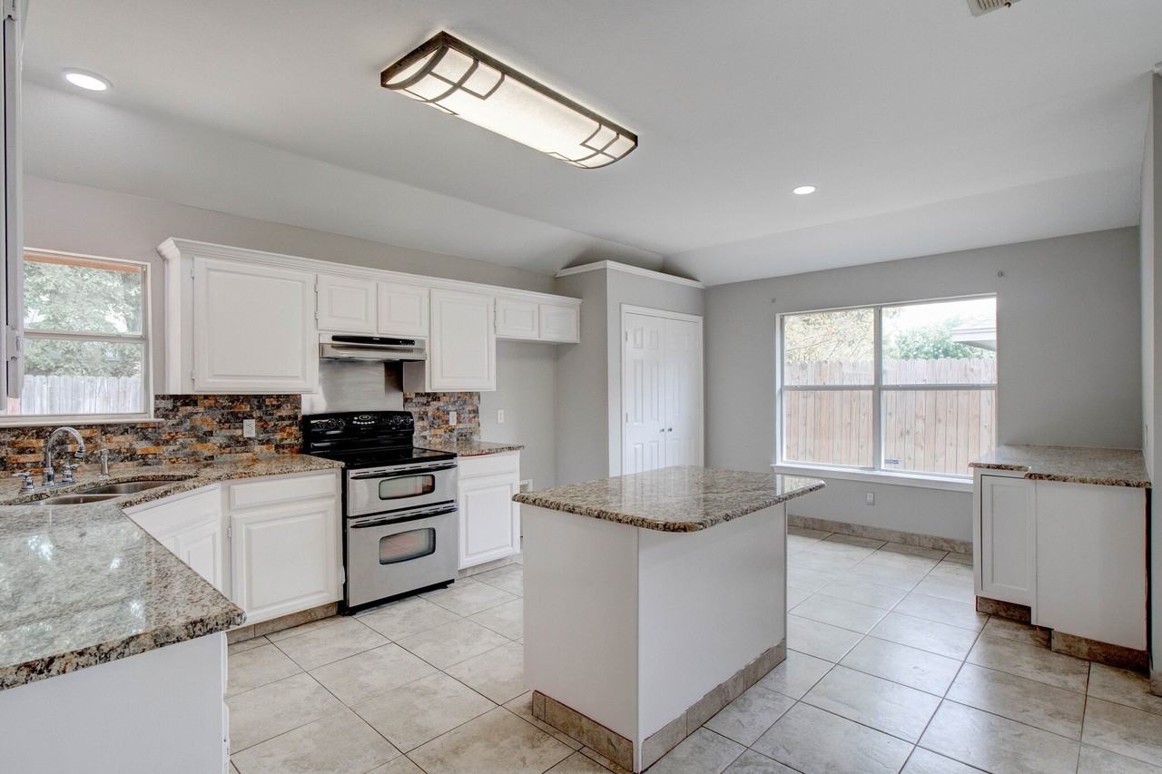 3912 Blue Pond Cir - Photo 3 of 15