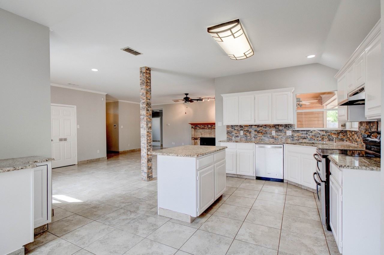3912 Blue Pond Cir - Photo 4 of 15