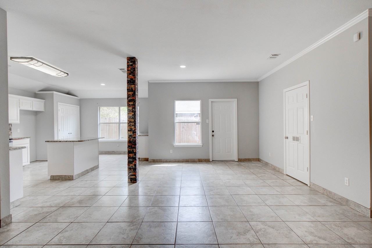3912 Blue Pond Cir - Photo 5 of 15