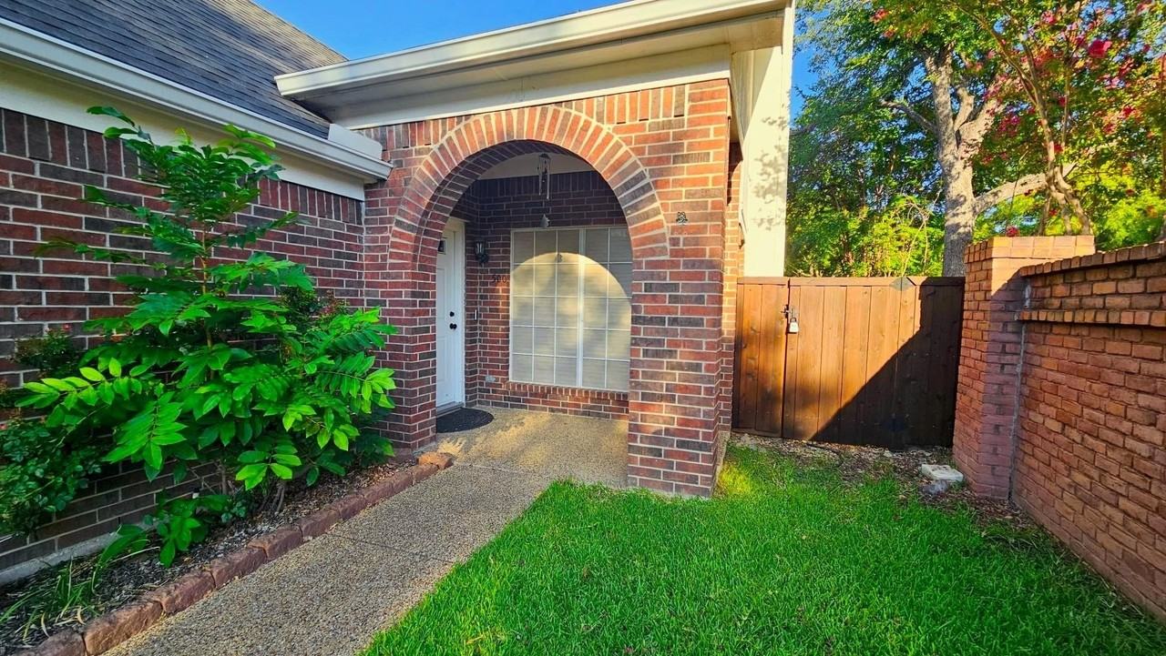 500 Lake Forest Dr - Photo 2 of 24