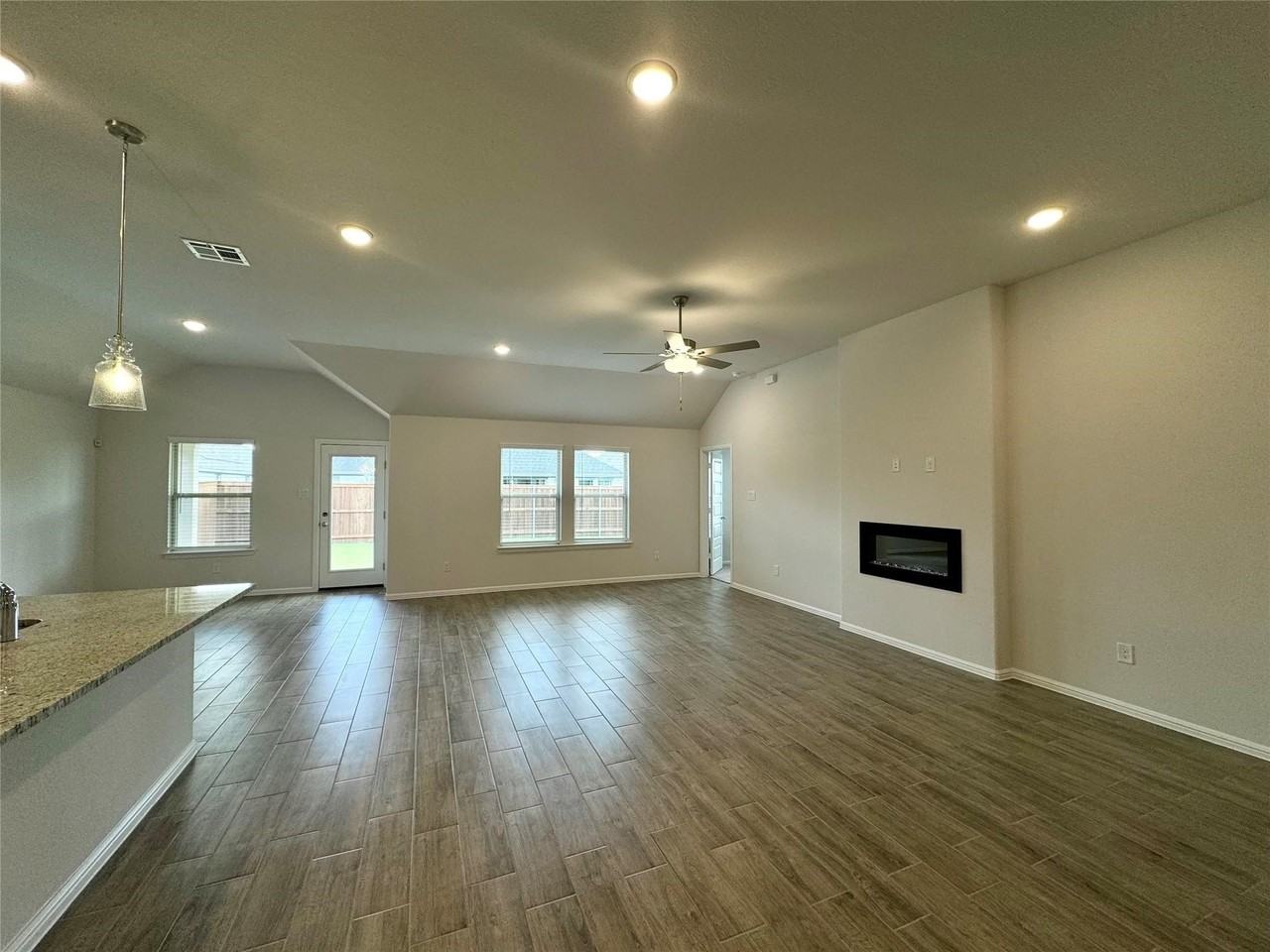 1424 Avalon Ct - Photo 2 of 16