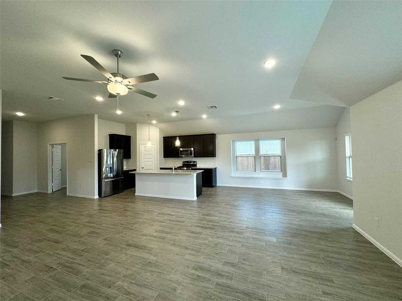 1424 Avalon Ct - Photo 3 of 16