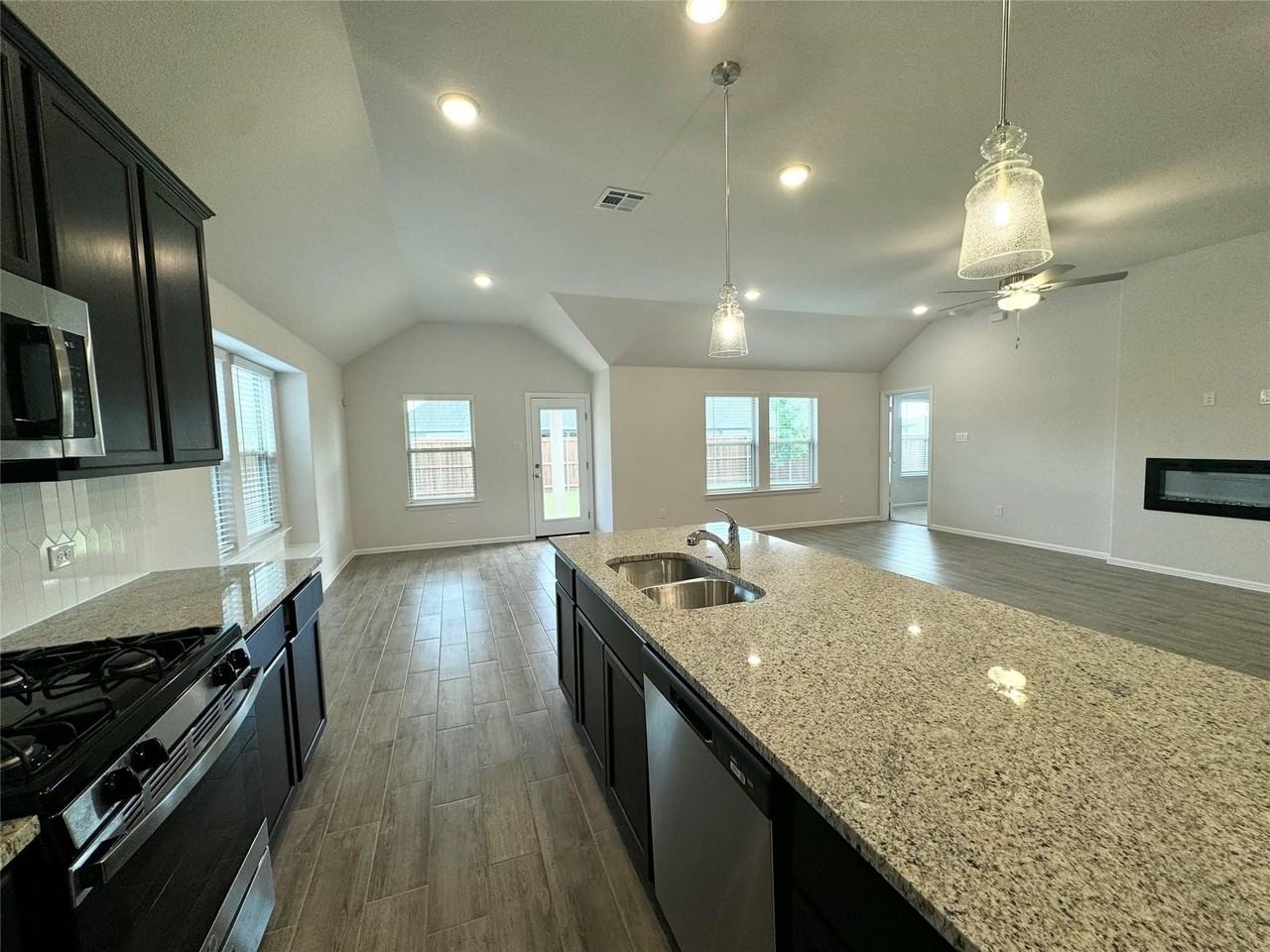 1424 Avalon Ct - Photo 4 of 16
