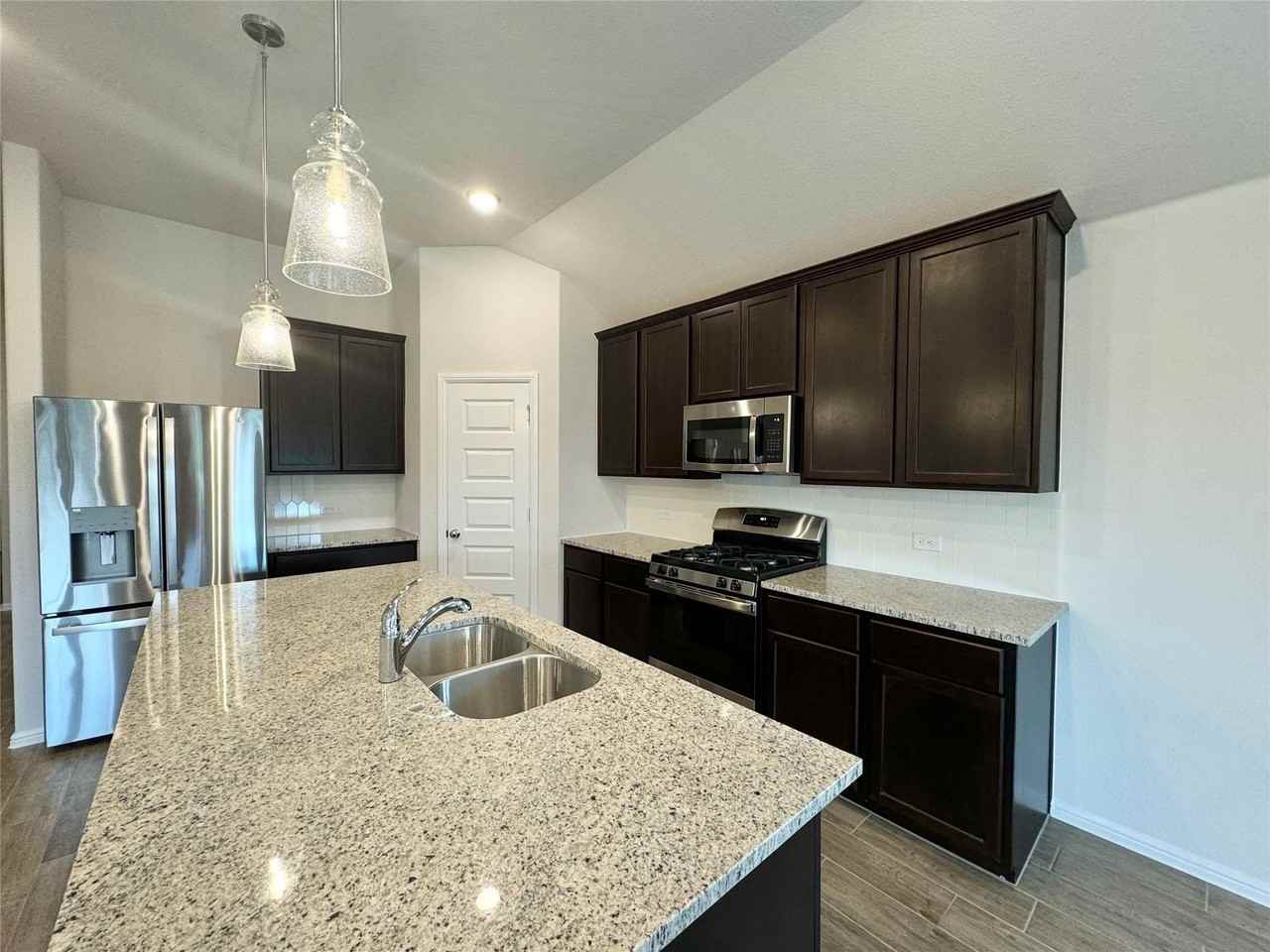 1424 Avalon Ct - Photo 5 of 16