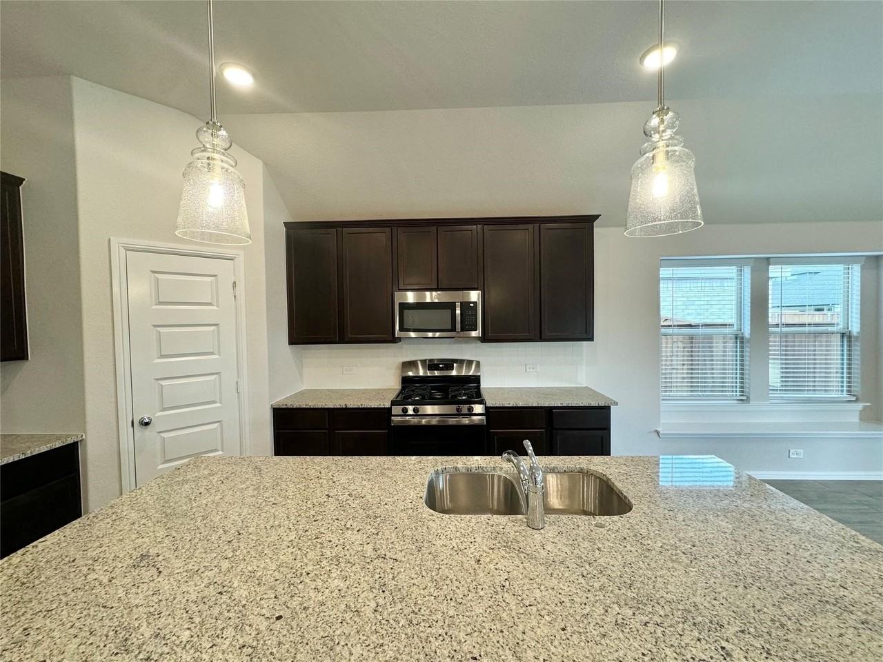 1424 Avalon Ct - Photo 6 of 16