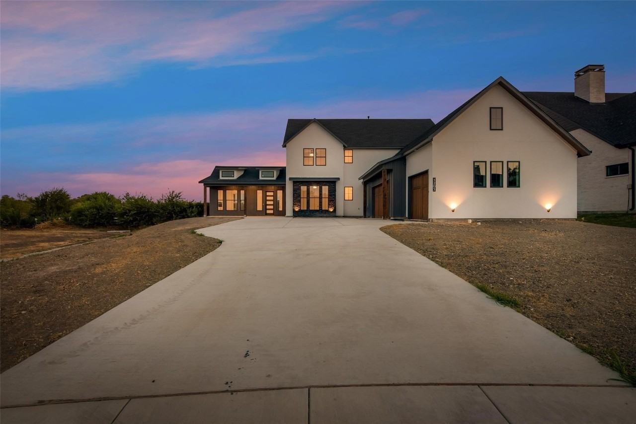 1203 Chapel Dr - Photo 2 of 22