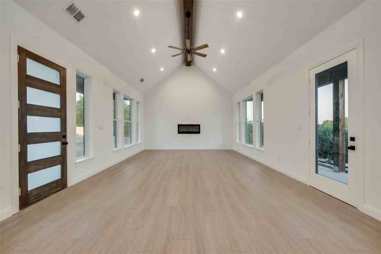 1203 Chapel Dr - Photo 3 of 22