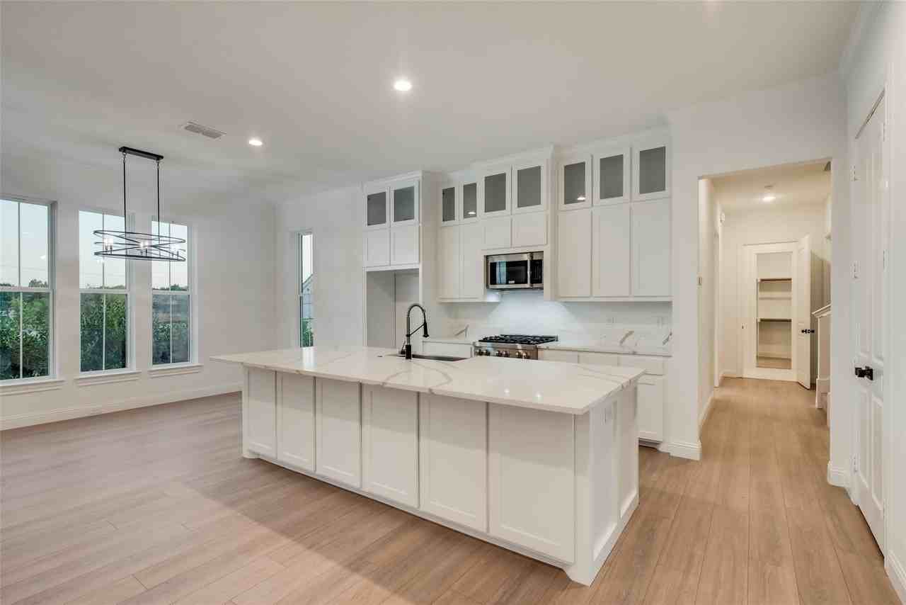 1203 Chapel Dr - Photo 6 of 22