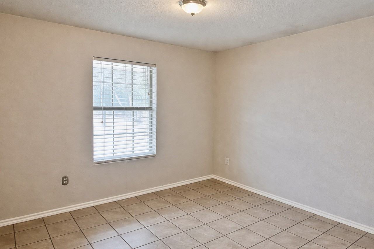 914 N Catherine St - Photo 2 of 23