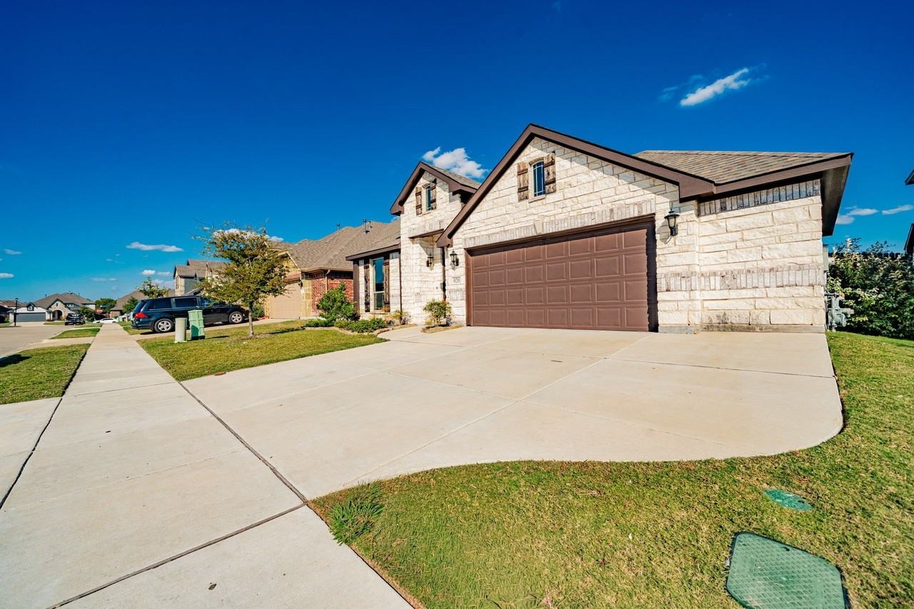 920 Bald Cypress Dr - Photo 2 of 17