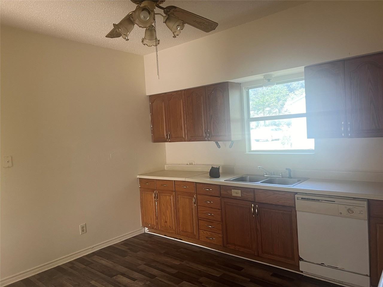 125 W College St - Photo 6 of 11